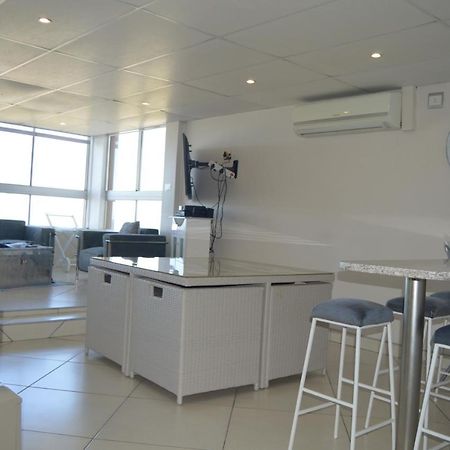 Accommodation Front - Classy 4 Sleeper With Ocean Views Durban Exterior photo