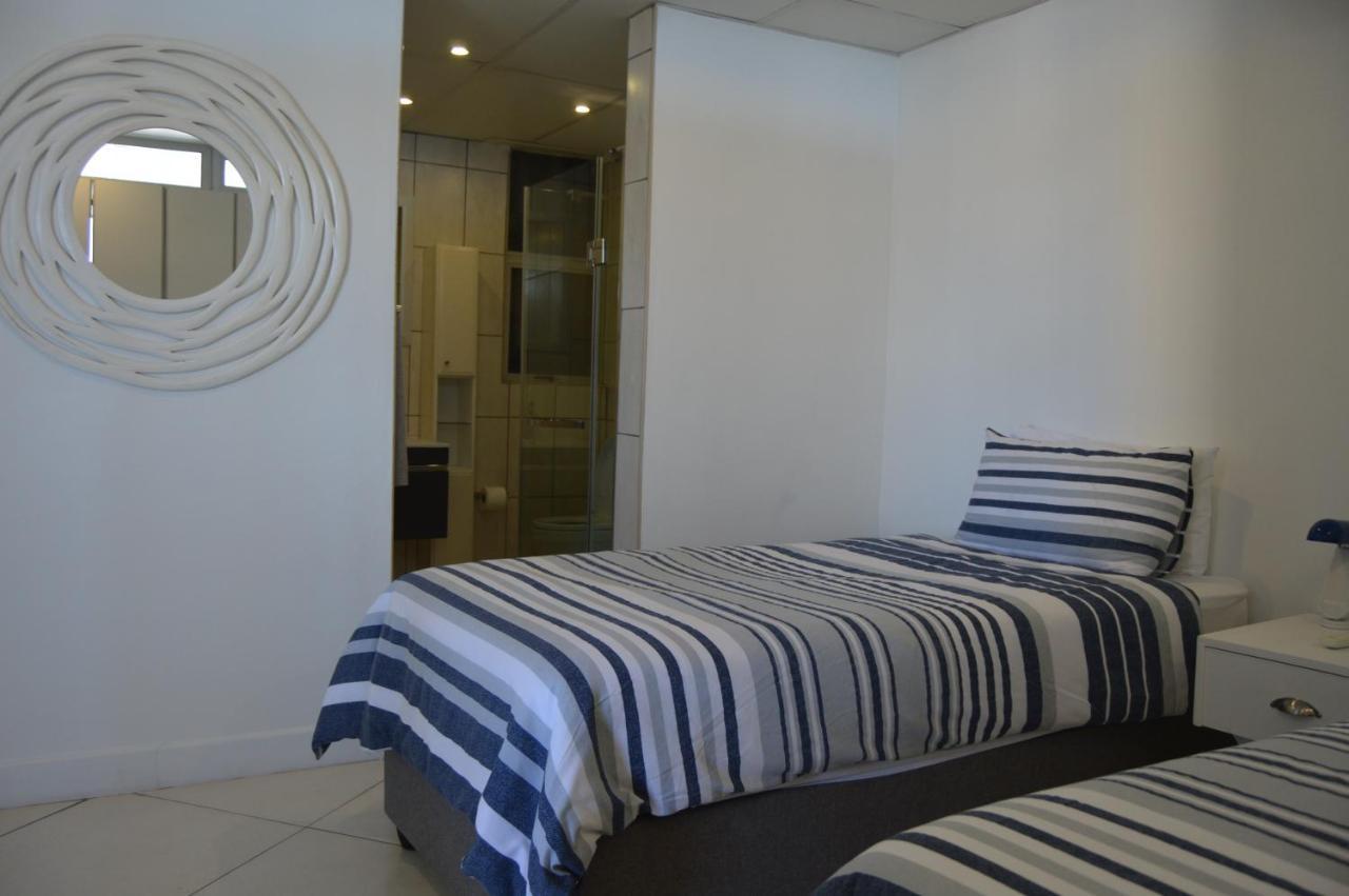 Accommodation Front - Classy 4 Sleeper With Ocean Views Durban Exterior photo