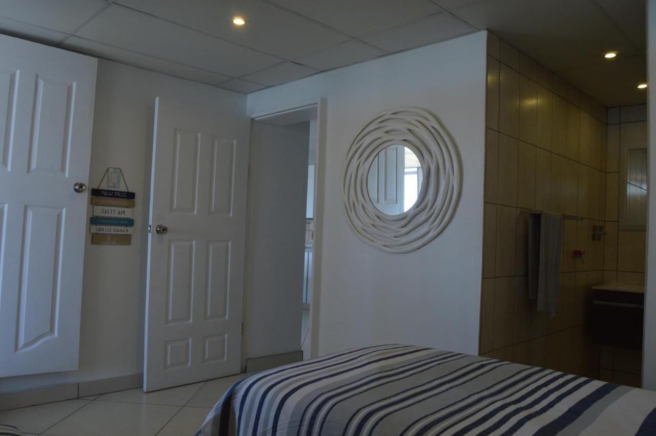 Accommodation Front - Classy 4 Sleeper With Ocean Views Durban Exterior photo